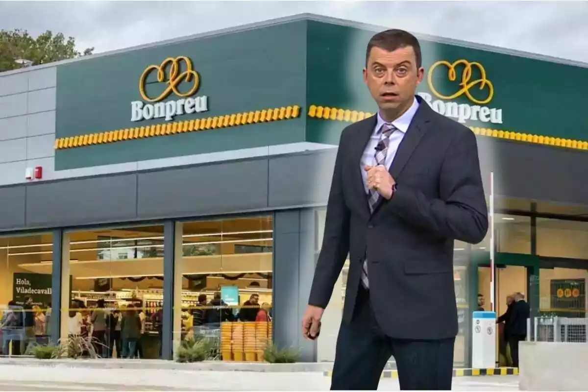 Hombre de traje frente a una tienda Bonpreu.