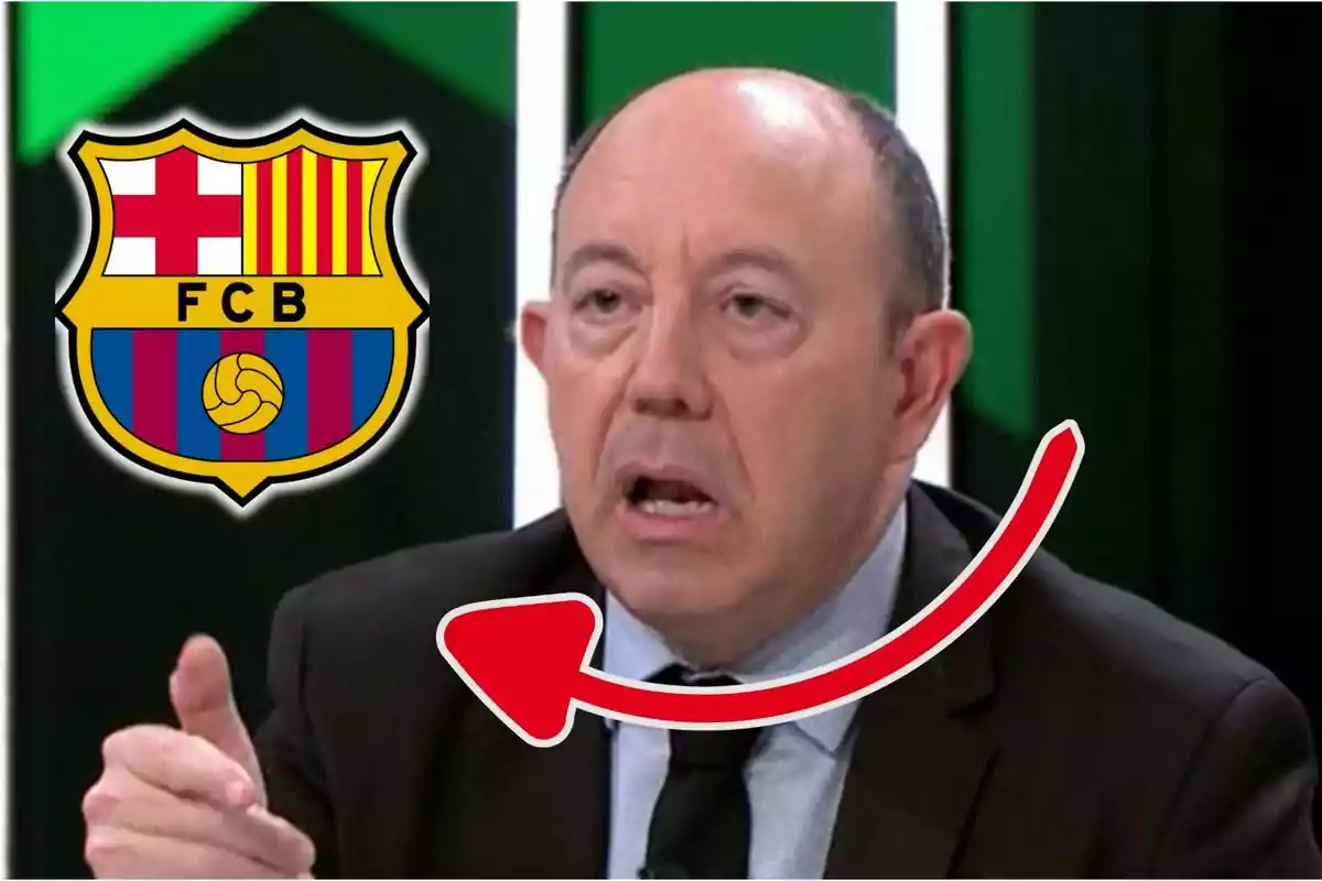 Un hombre hablando en un programa de televisión con el escudo del FC Barcelona y una flecha roja señalándolo.