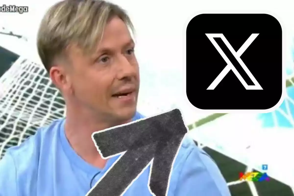 Home ros amb samarreta blau clar en un plató de televisió amb el logotip de X a la cantonada superior dreta i una fletxa negra assenyalant cap al logotip