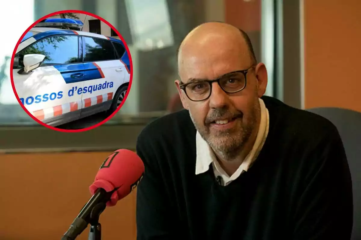 Un hombre con gafas y barba está sentado frente a un micrófono en un estudio de radio; en la esquina superior izquierda hay un círculo que muestra un coche de policía de los Mossos d'Esquadra.