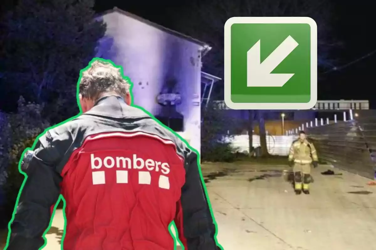 Un bomber d'esquena amb un uniforme vermell i negre que diu "bombers" en un entorn nocturn amb un edifici al fons i un símbol verd de fletxa cap avall a l'esquerra.