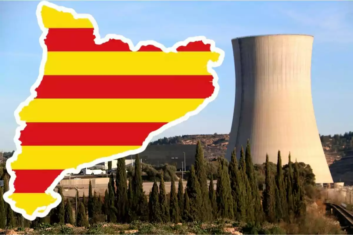 Una torre de refrigeració d'una planta industrial amb un gràfic de la bandera catalana superposat.