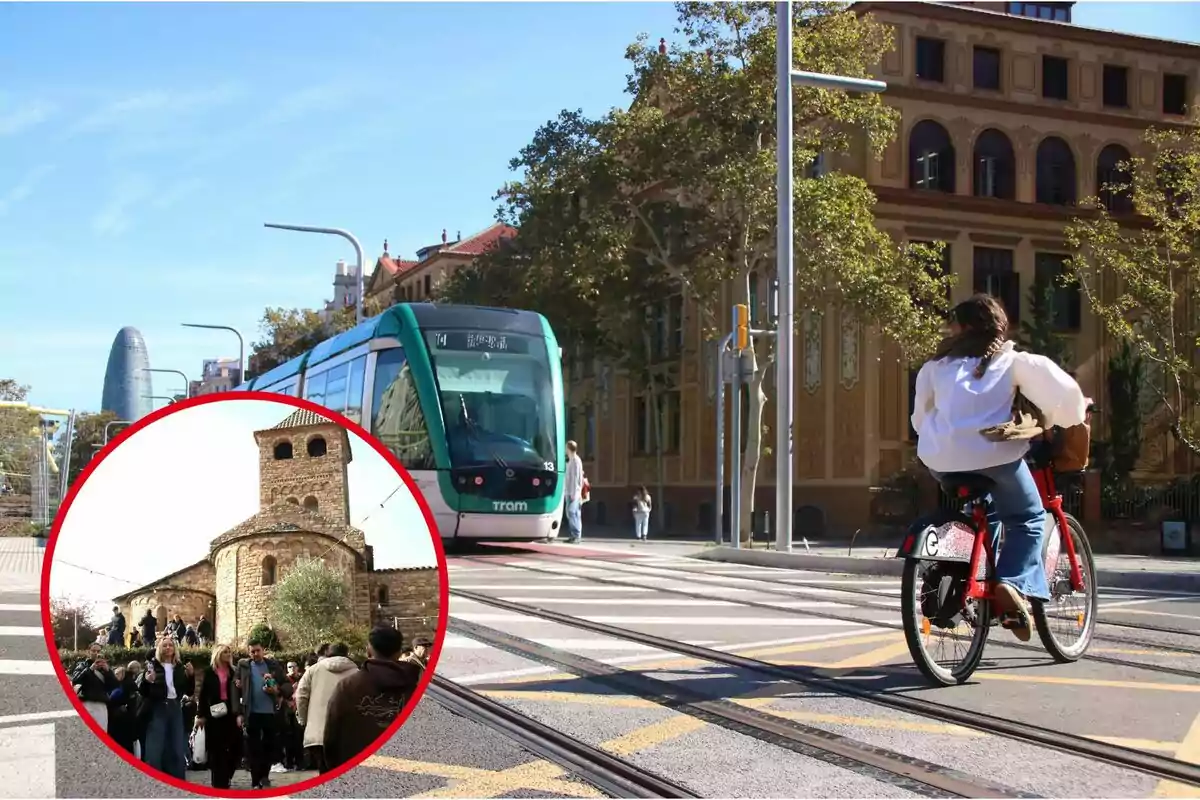 Una persona amb bicicleta travessa les vies del tramvia en un carrer urbà amb un edifici històric al fons i un requadre que mostra una església de pedra amb un grup de persones.