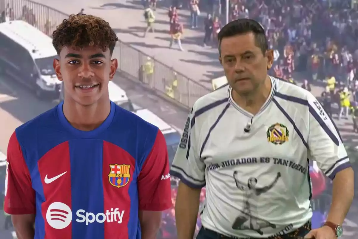 Un jove amb samarreta del FC Barcelona al costat d'un home amb samarreta blanca amb un disseny gràfic, amb un fons de persones i vehicles.
