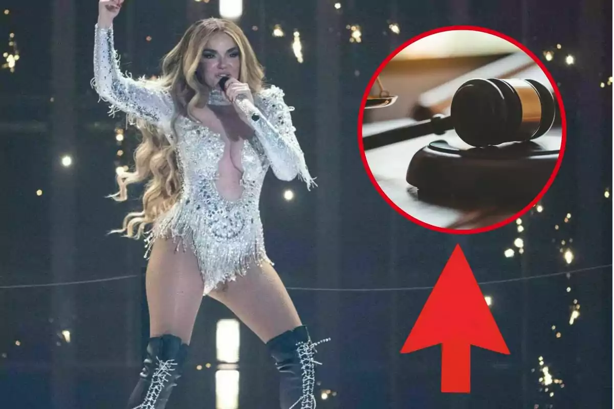 Cantant amb vestuari brillant a l’escenari i un cercle vermell amb un mall de jutge i una fletxa vermella que l’assenyala