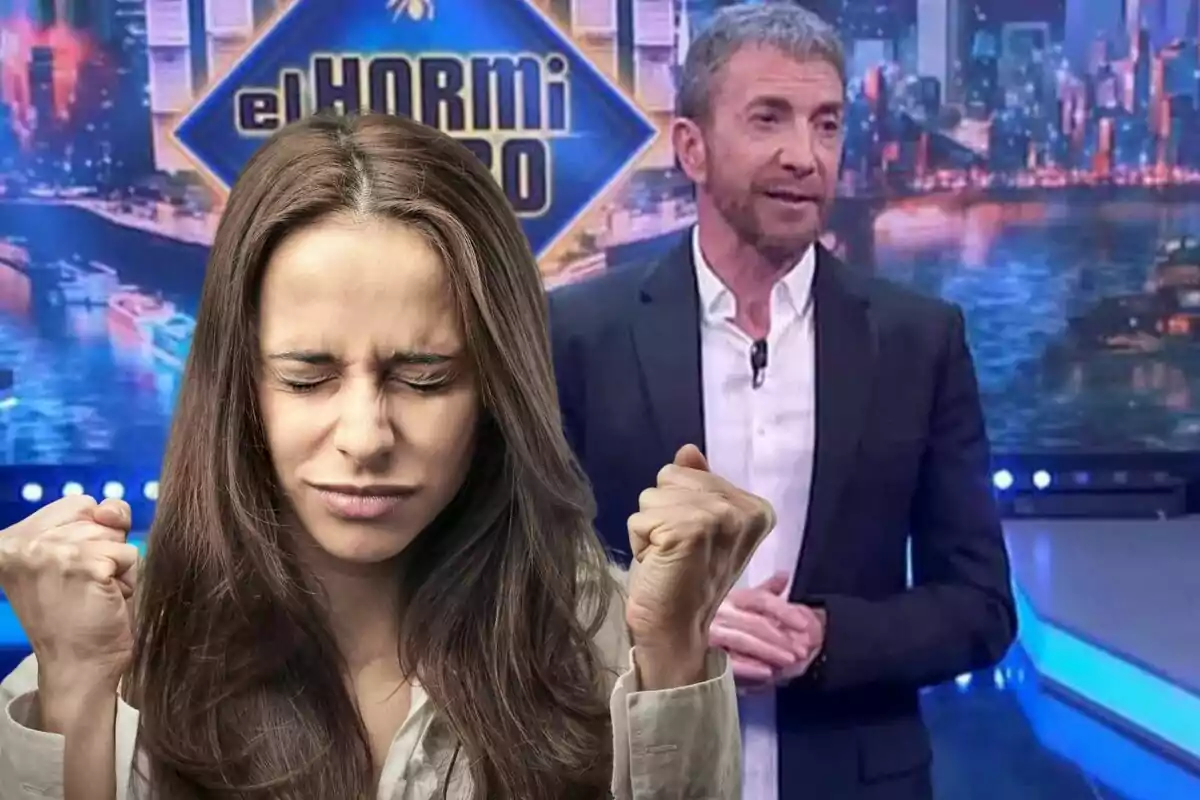 Una mujer con expresión de frustración aparece en primer plano mientras un hombre de traje está de pie en un set de televisión con el logo de "El Hormiguero" de fondo.