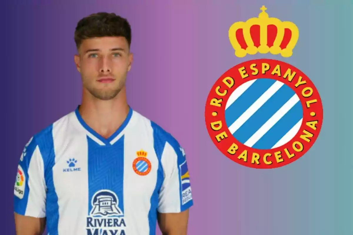 Un jugador del RCD Espanyol de Barcelona amb l?uniforme de l?equip i l?escut del club al seu costat.