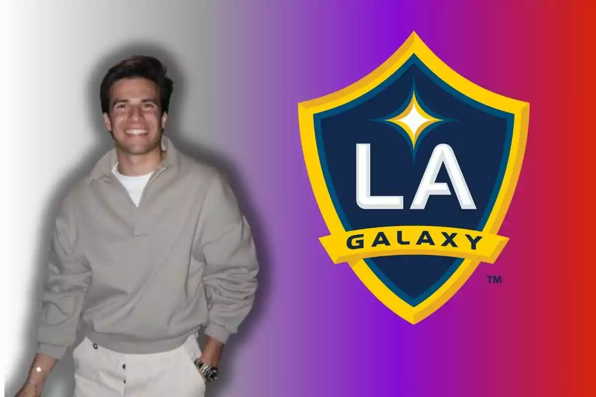 Un home somrient amb una camisa beix i pantalons clars al costat del logotip de l'equip de futbol LA Galaxy sobre un fons degradat de colors.