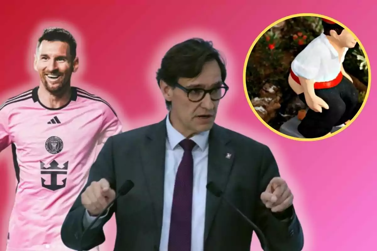 Un hombre con gafas y traje habla en un micrófono mientras a su lado hay una figura de un jugador de fútbol con camiseta rosa y un círculo con una figura de cerámica en el fondo.