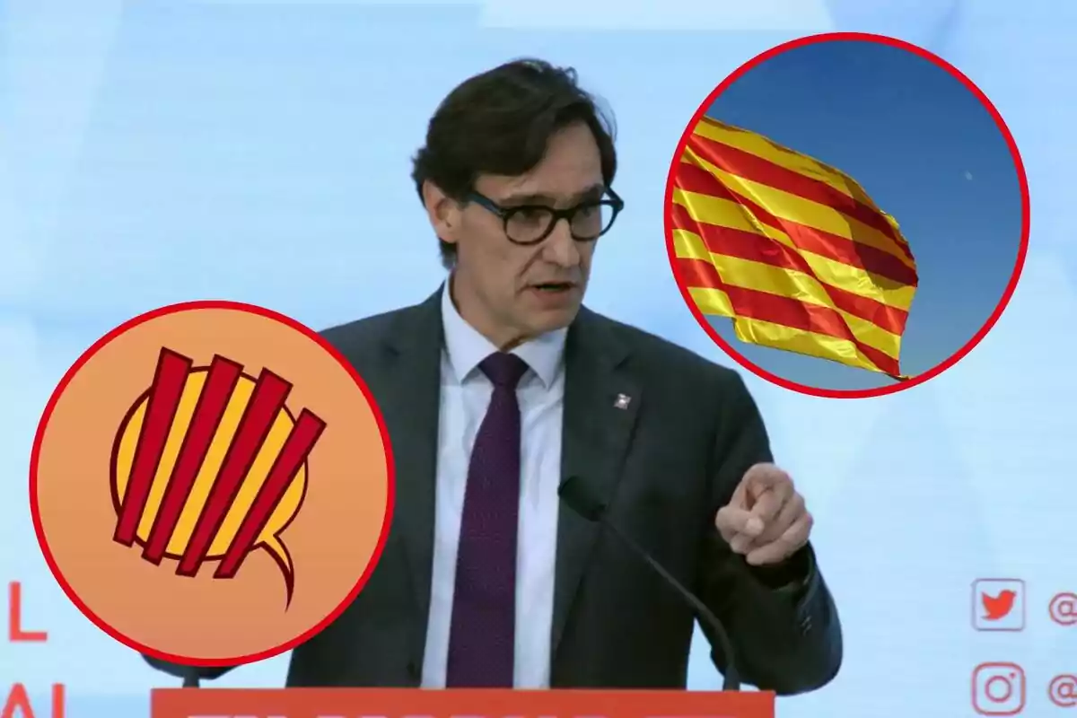 Un home amb ulleres i vestit parla en un podi amb un micròfon, mentre dos cercles vermells mostren una bandera catalana onejant i un símbol amb barres vermelles sobre un fons groc.