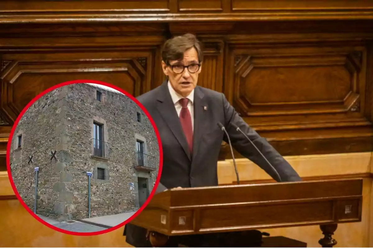 Un home de vestit i corbata vermella està parlant en un podi de fusta, amb una imatge circular d?un edifici de pedra superposada a la cantonada esquerra.