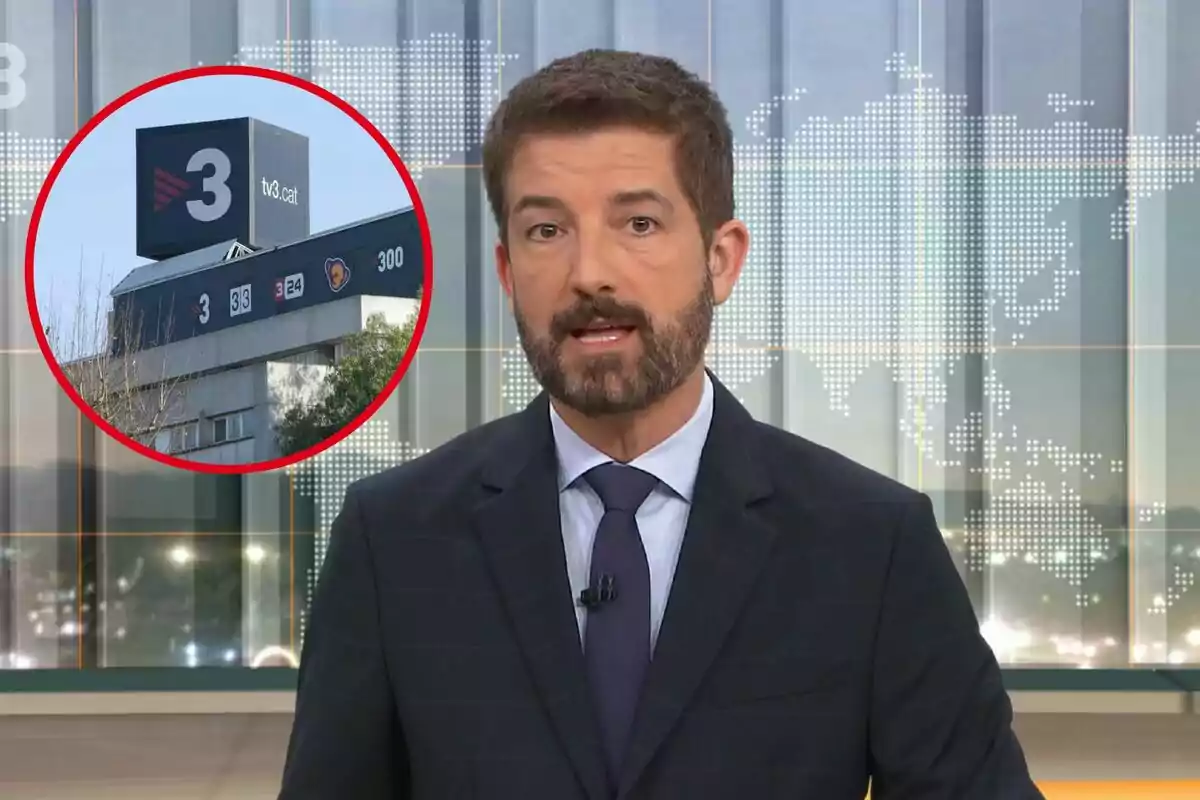 Un presentador de noticias en un estudio con un gráfico circular que muestra el logotipo de un canal de televisión.