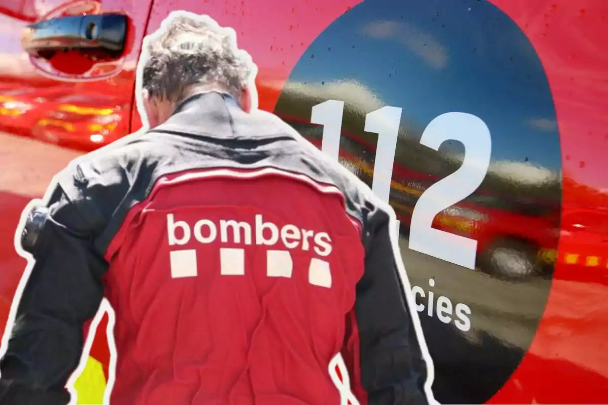 Bombero de espaldas con chaqueta roja frente a un vehículo de emergencias con el número 112.