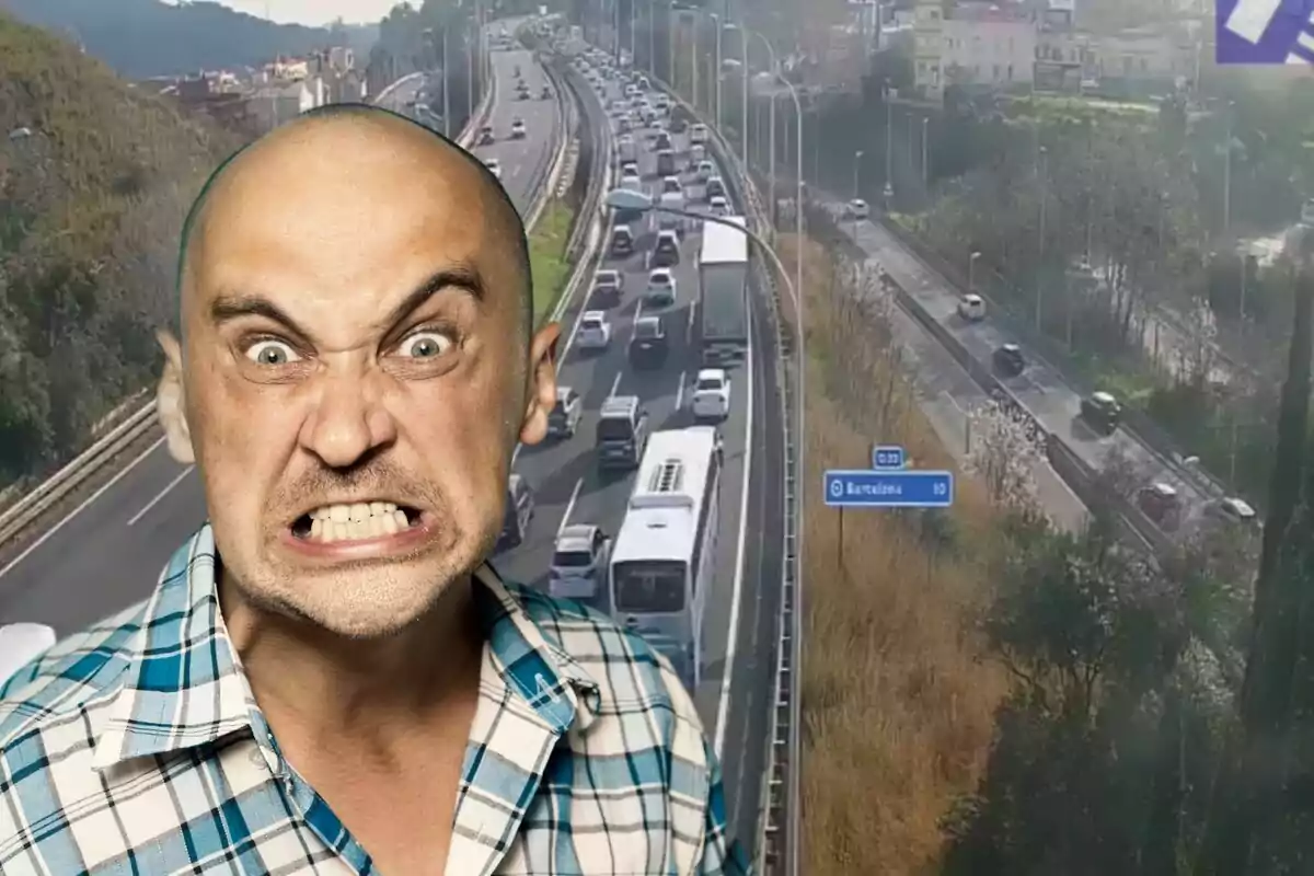 Un home amb expressió d'enuig superposat sobre una imatge de trànsit dens en una autopista.