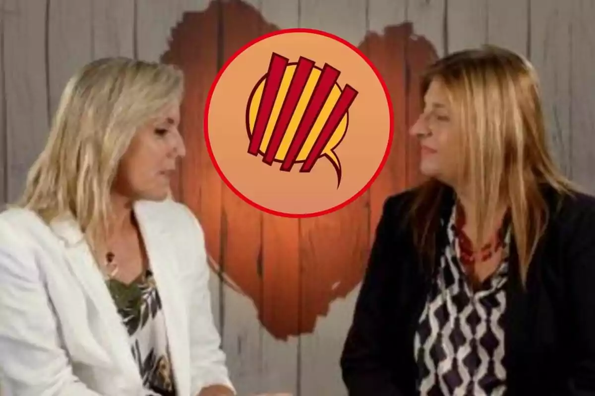 Dos mujeres conversando frente a un fondo de madera con un logotipo circular en el centro.