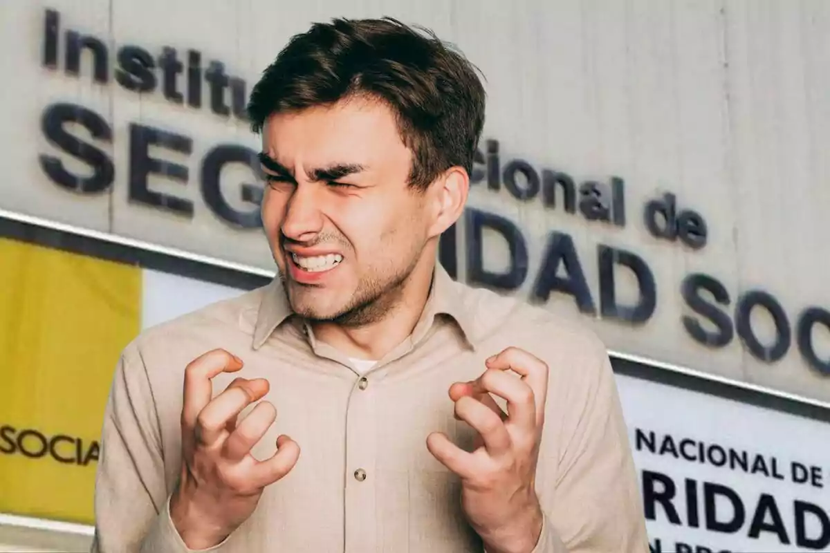 Hombre con expresión de frustración frente a un edificio de seguridad social.