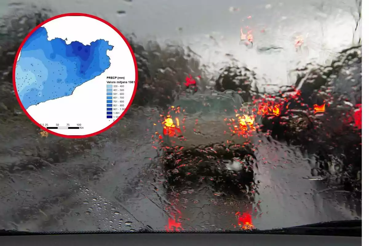 Vista de un parabrisas de coche con gotas de lluvia y luces traseras de vehículos en un día lluvioso, con un mapa meteorológico en un círculo rojo mostrando precipitaciones en milímetros.