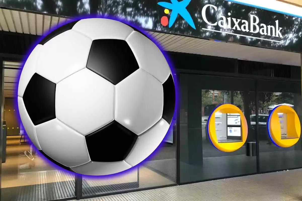 Balón de fútbol grande frente a la entrada de una sucursal de CaixaBank con cajeros automáticos.