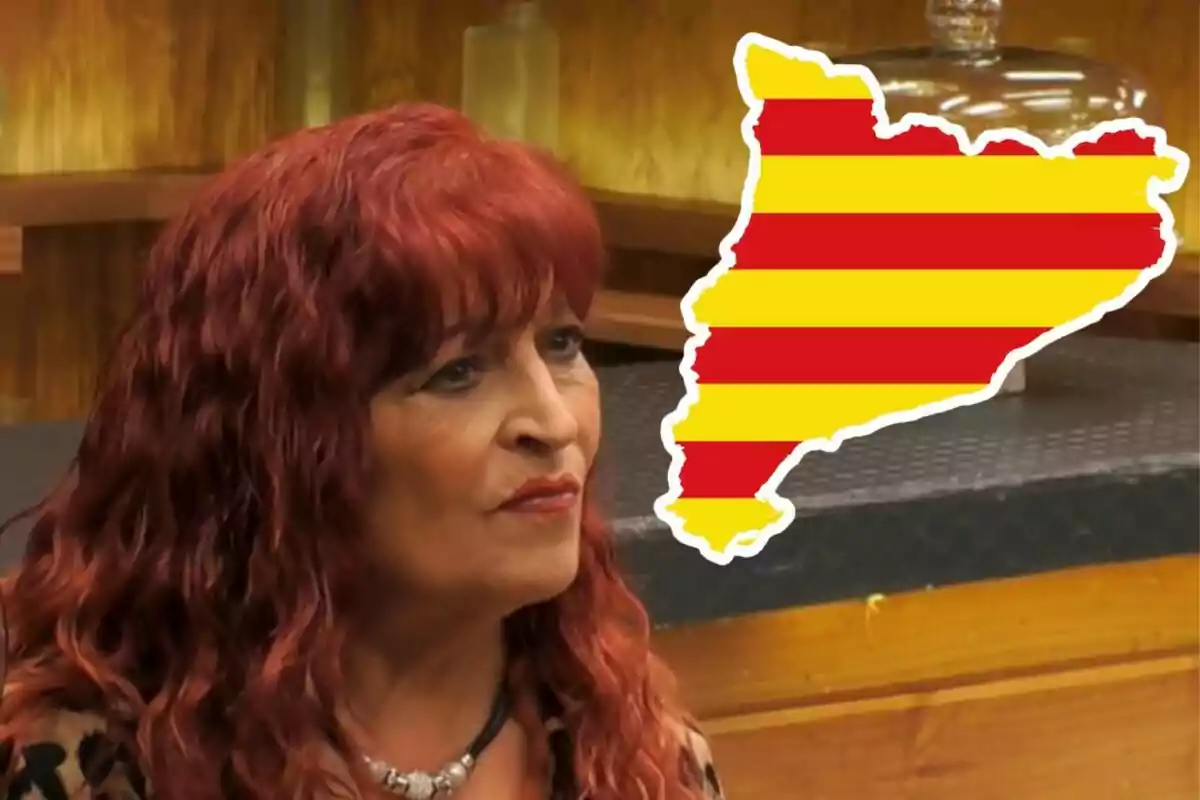 Dona de cabells vermells mira cap endavant amb una il·lustració del mapa de Catalunya amb la bandera catalana de fons