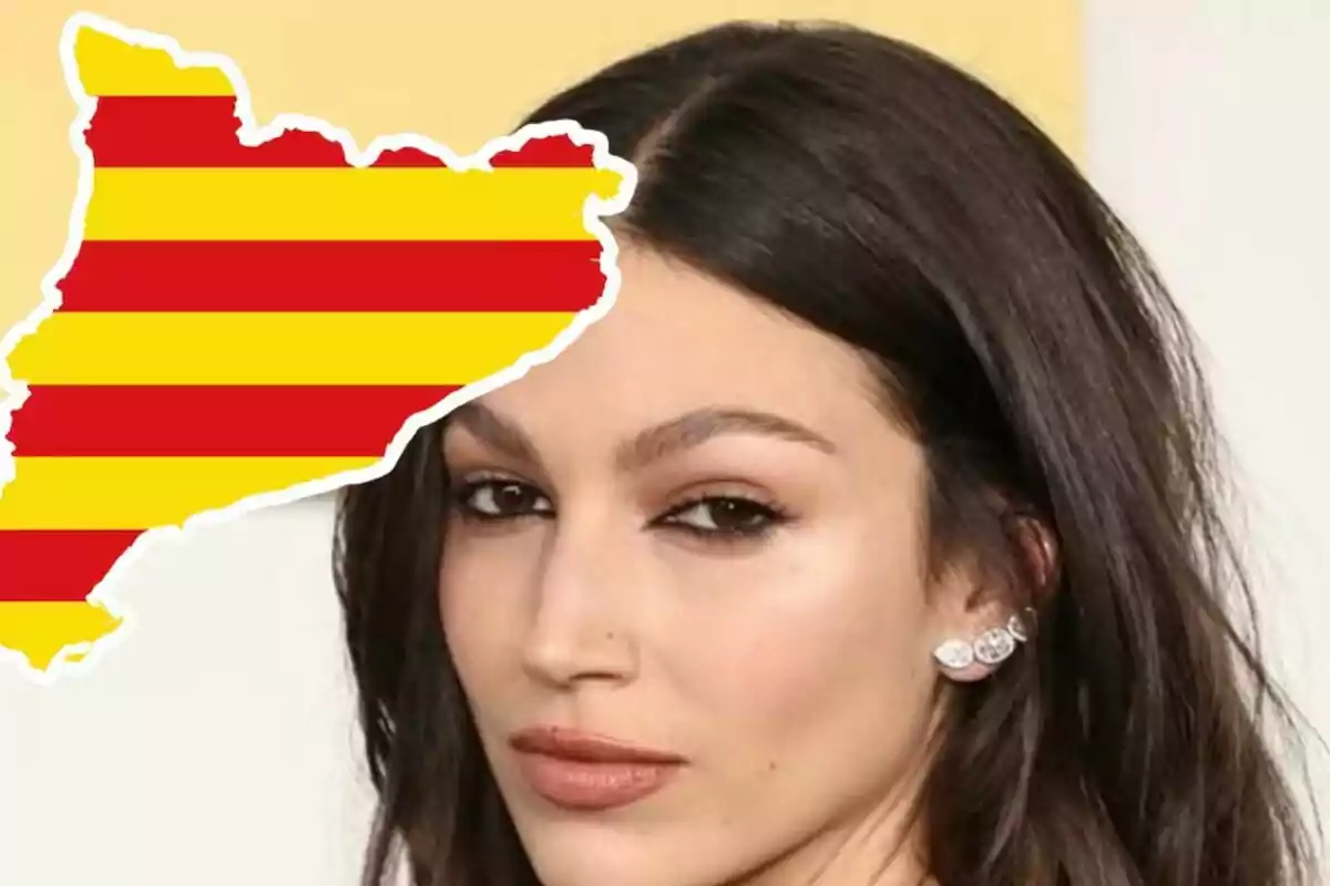 Dona de cabells foscos amb un mapa de Catalunya amb la bandera catalana a la cantonada superior esquerra
