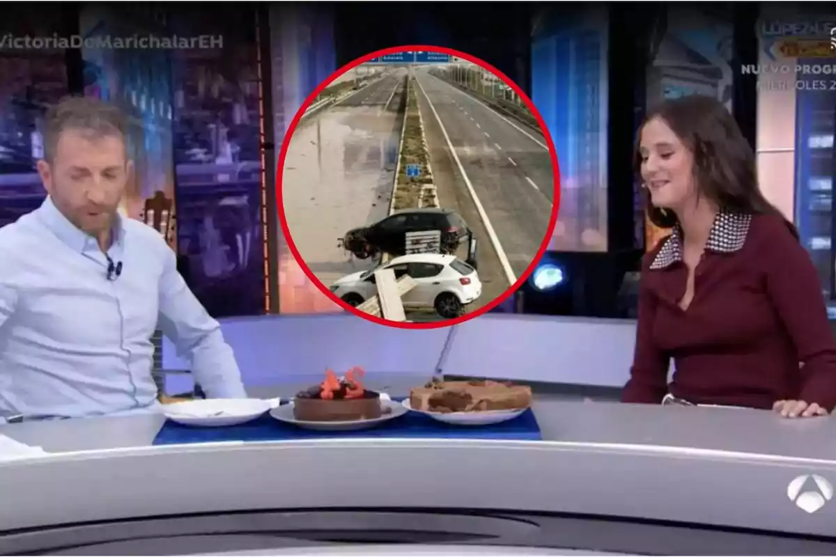 Dos personas en un set de televisión con pasteles sobre la mesa y una imagen circular de un accidente de tráfico en la pantalla detrás de ellos.