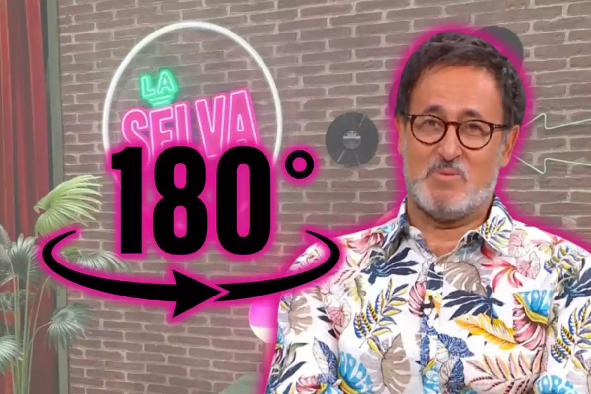 Un hombre con camisa de estampado tropical y gafas está frente a un fondo de ladrillos con un letrero de neón que dice "La Selva" y un gráfico de 180 grados.