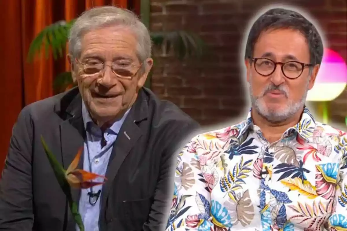 Dos homes somriuen en un set de televisió amb fons de maons i plantes.