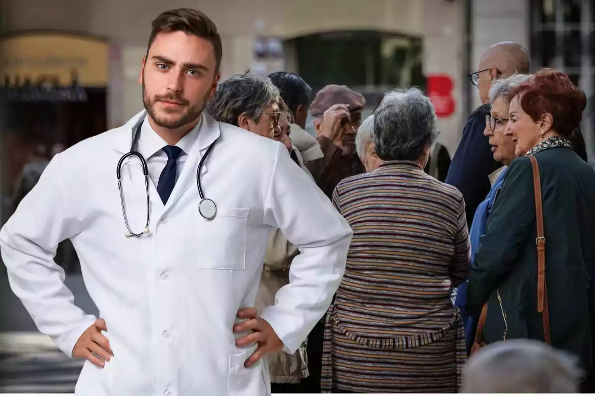 Un médico con bata blanca y estetoscopio está de pie frente a un grupo de personas mayores que conversan en la calle.