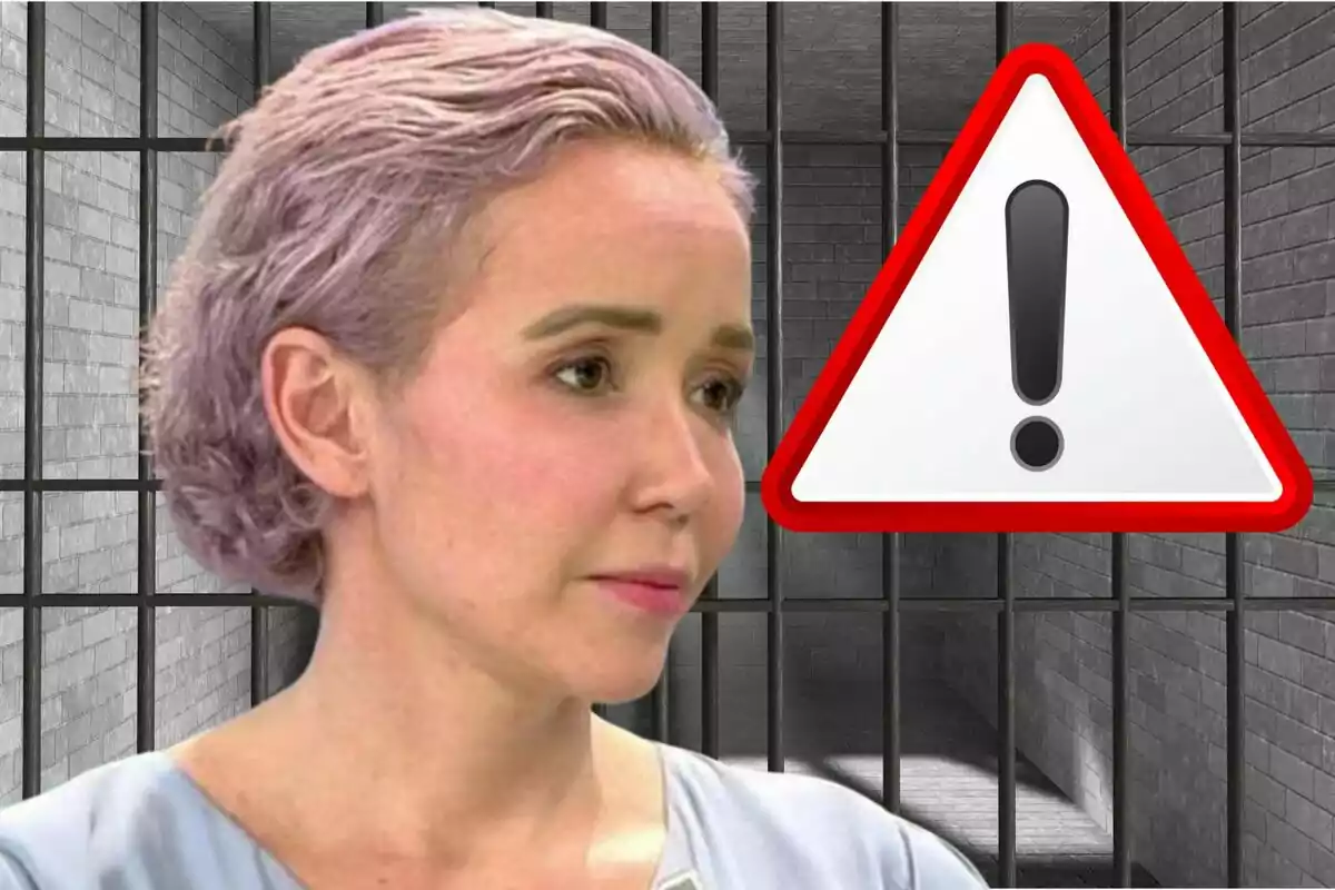 Dona de cabell curt i tenyit de lila amb expressió seriosa davant d’una cel·la de presó i un símbol d’advertència amb un signe d’exclamació