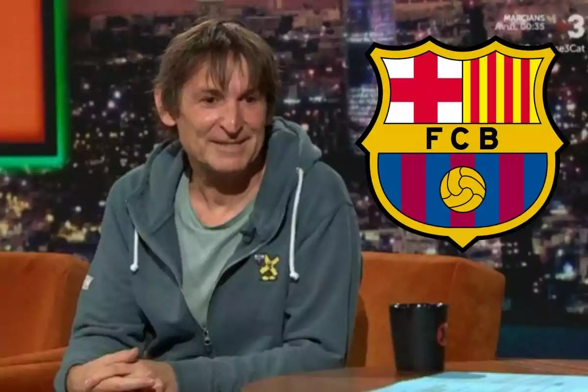 Un hombre sentado en un sofá con el logo del FC Barcelona al lado.