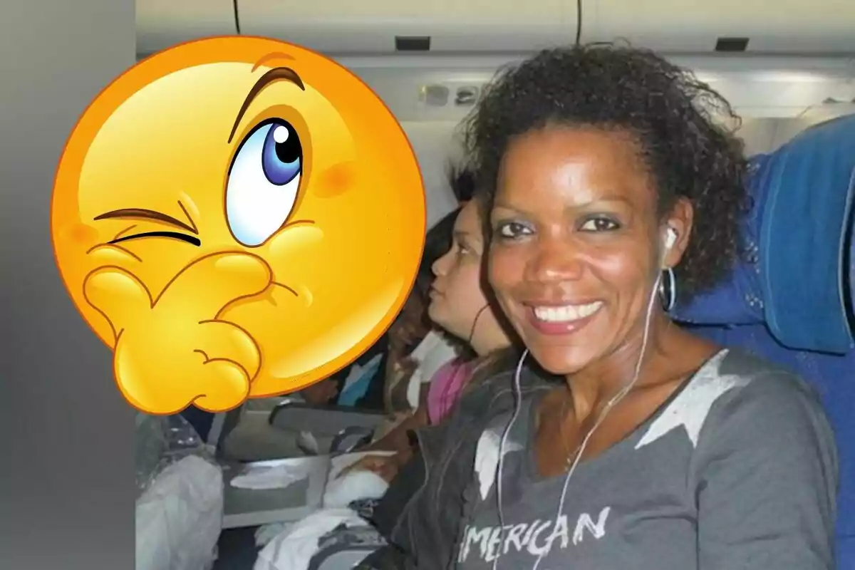 Una dona somrient amb auriculars asseguda en un avió, amb un emoji pensatiu superposat a l'esquerra.