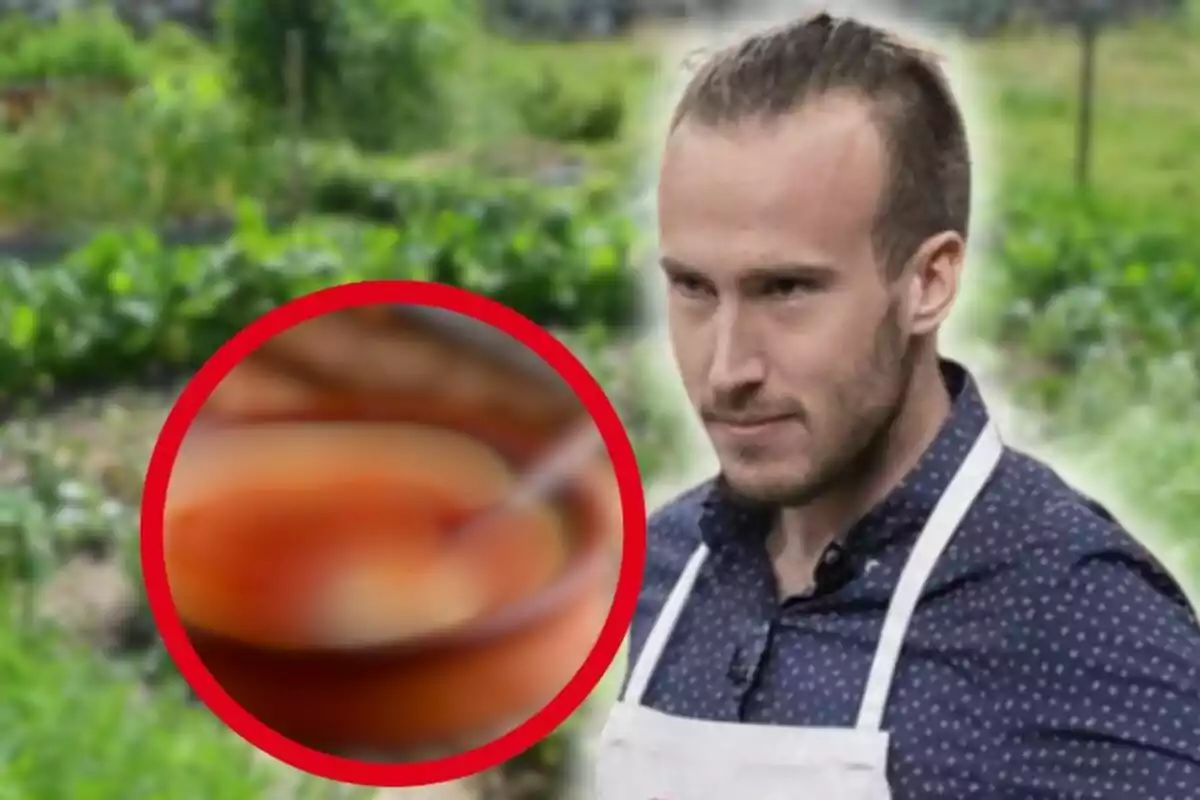 Home amb davantal blanc i camisa blava de punts en un jardí amb un cercle vermell que ressalta un plat de sopa desenfocat
