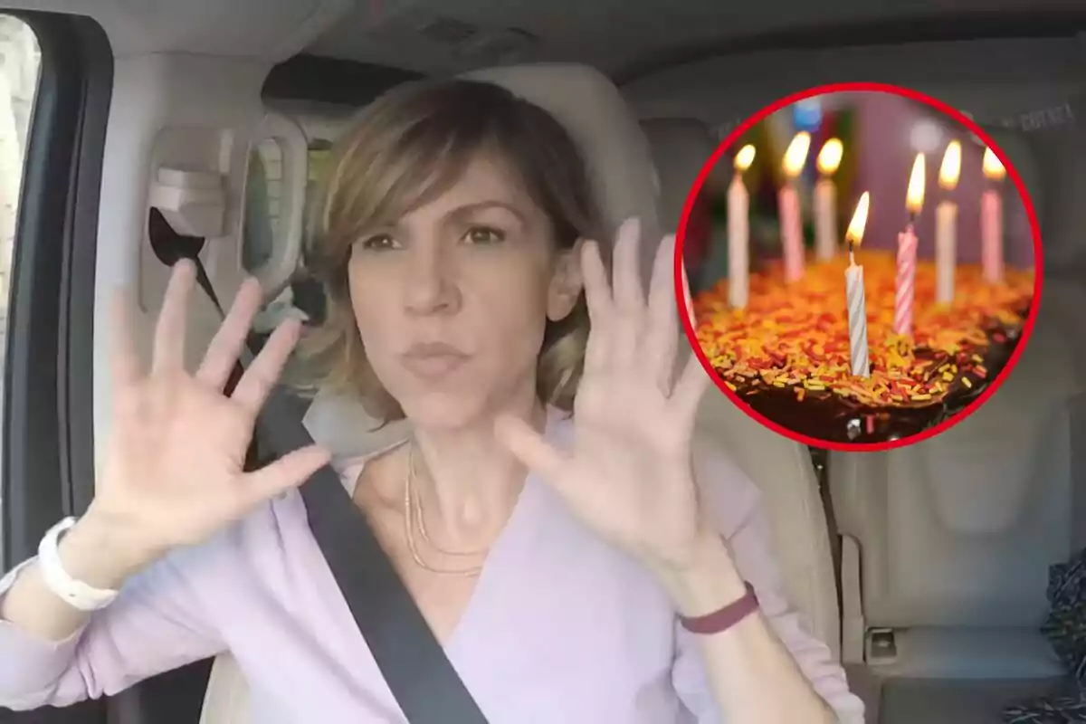 Una persona sentada en un automóvil con las manos levantadas y un pastel de cumpleaños con velas encendidas en un círculo rojo superpuesto.