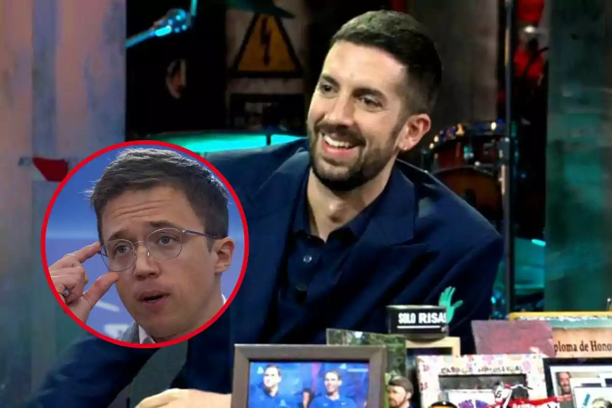 Un hombre sonriente en un set de televisión con un recuadro que muestra a otra persona con gafas.