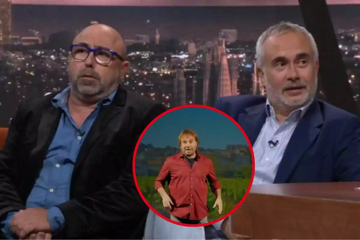 Dos hombres están sentados en un set de televisión con una ciudad iluminada de fondo, mientras que en un círculo rojo en el centro de la imagen aparece otro hombre con una camisa roja frente a un paisaje.