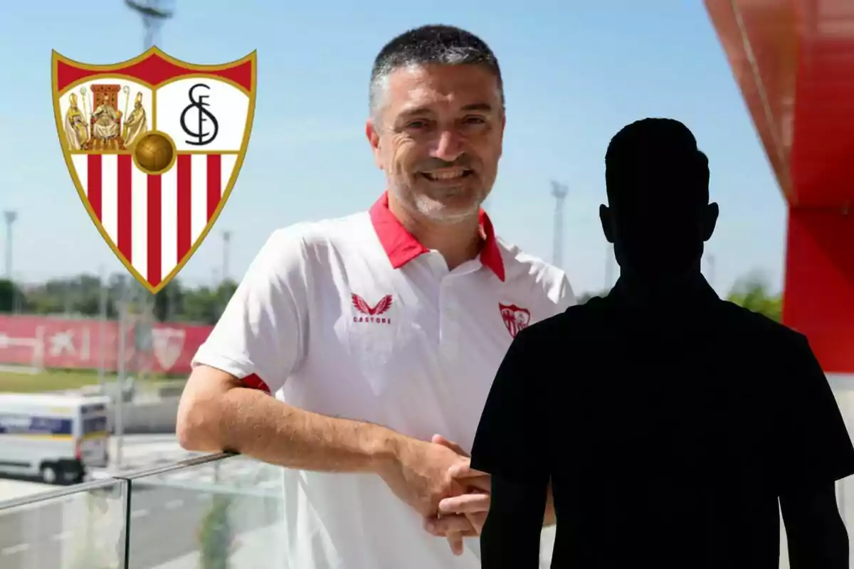 Home amb samarreta del Sevilla FC somrient amb una silueta negra en un balcó amb l'escut del club al fons.