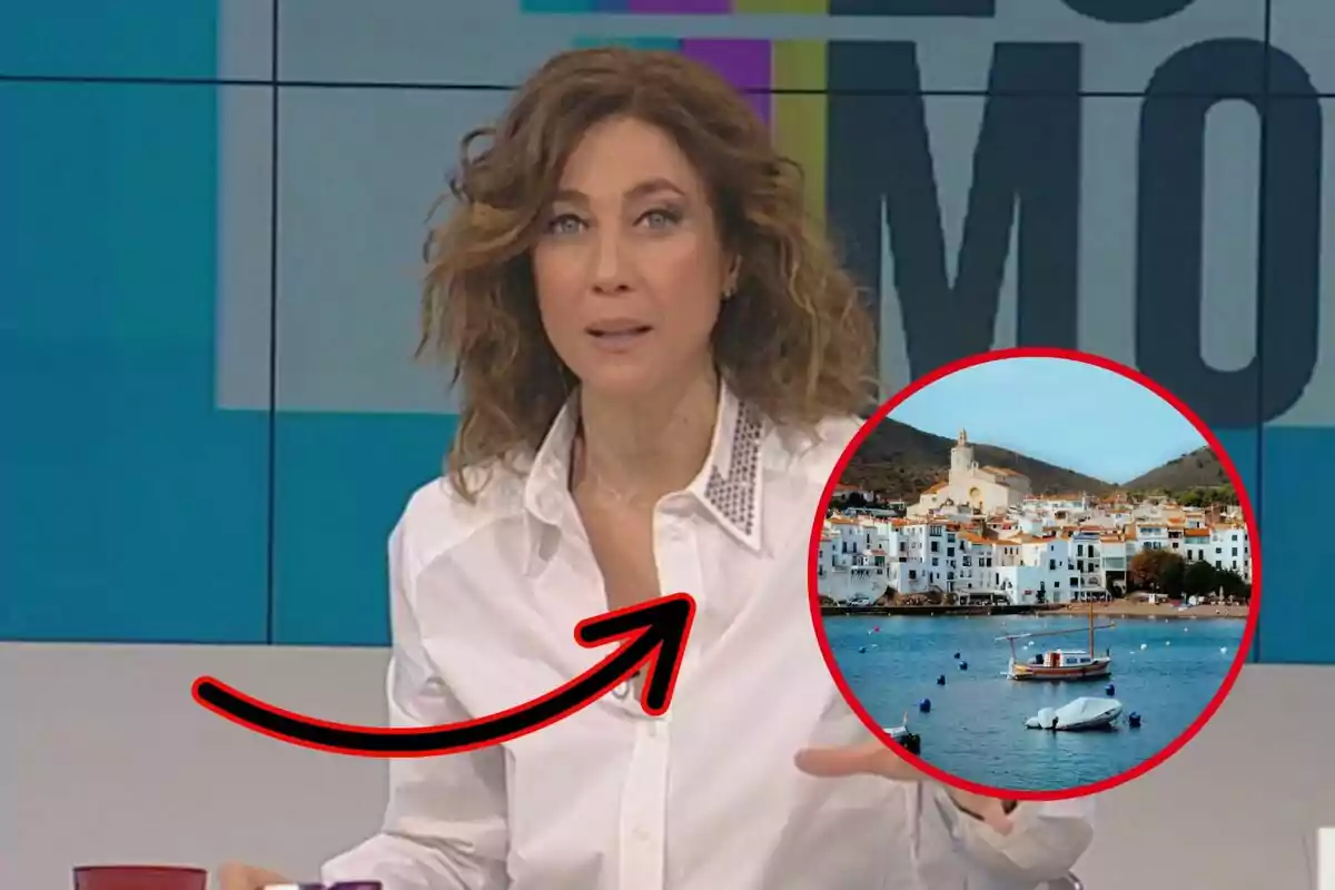 Presentadora de televisió amb camisa blanca i cabell arrissat, al costat d’un gràfic circular que mostra un poble costaner amb cases blanques i vaixells a l’aigua