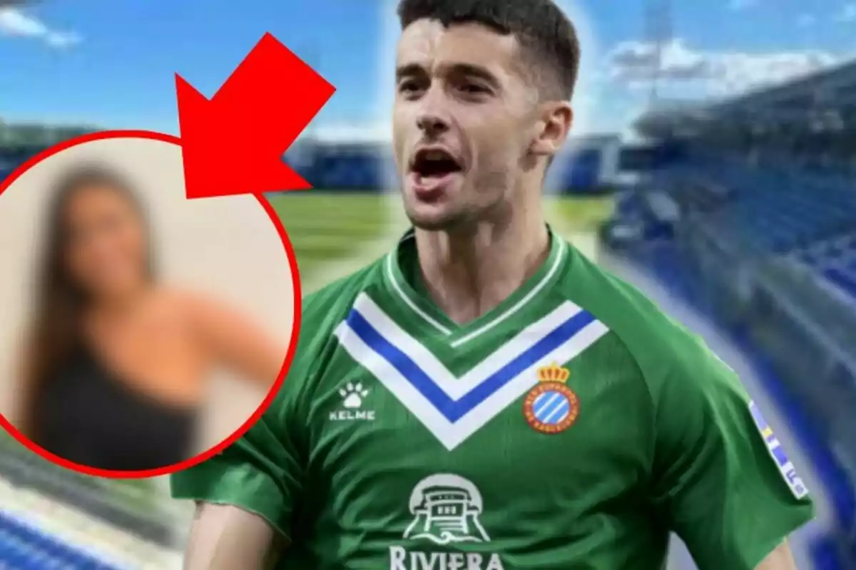 Futbolista amb uniforme verd de l’Espanyol en un estadi i un cercle amb una persona desenfocada assenyalada per una fletxa vermella