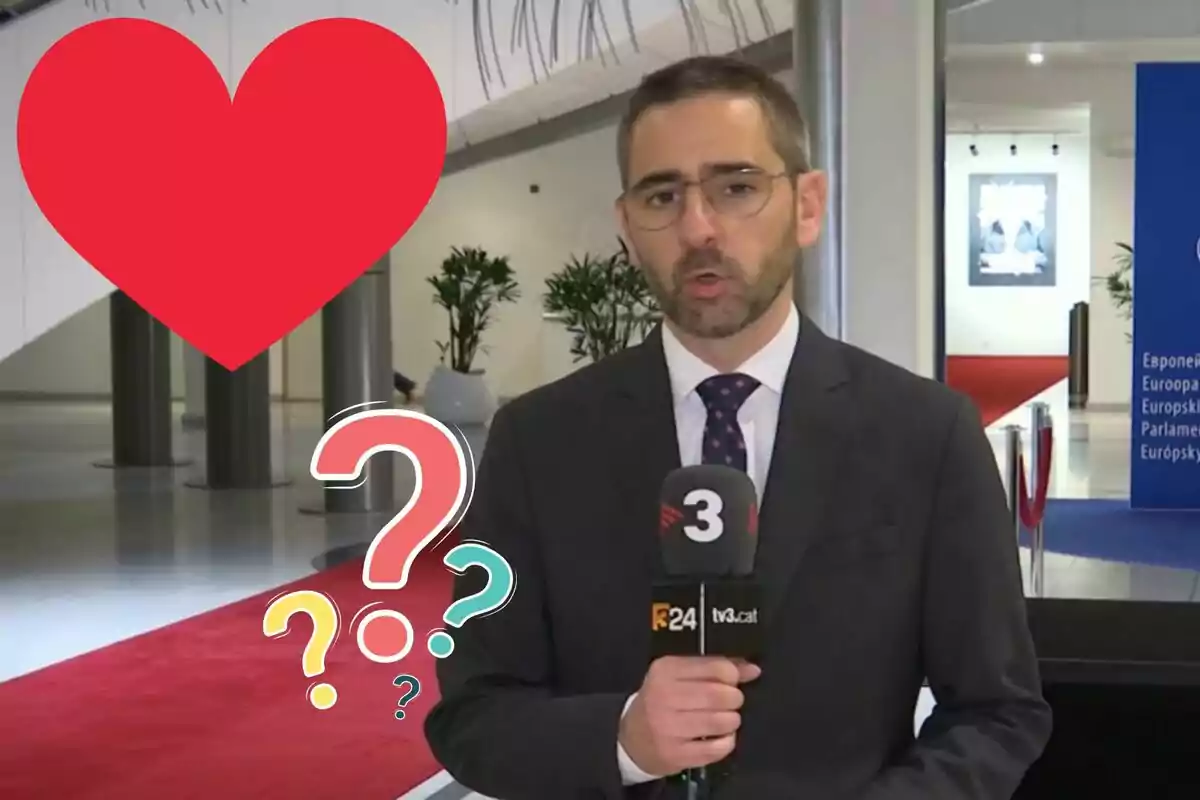 Un home amb vestit i ulleres sosté un micròfon en un entorn interior, amb un gran cor vermell i diversos signes d'interrogació superposats a la imatge.