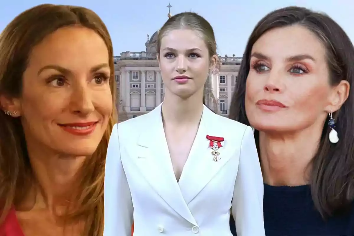 Tres dones posen davant d'un edifici històric, una d'elles porta un vestit blanc amb una medalla.