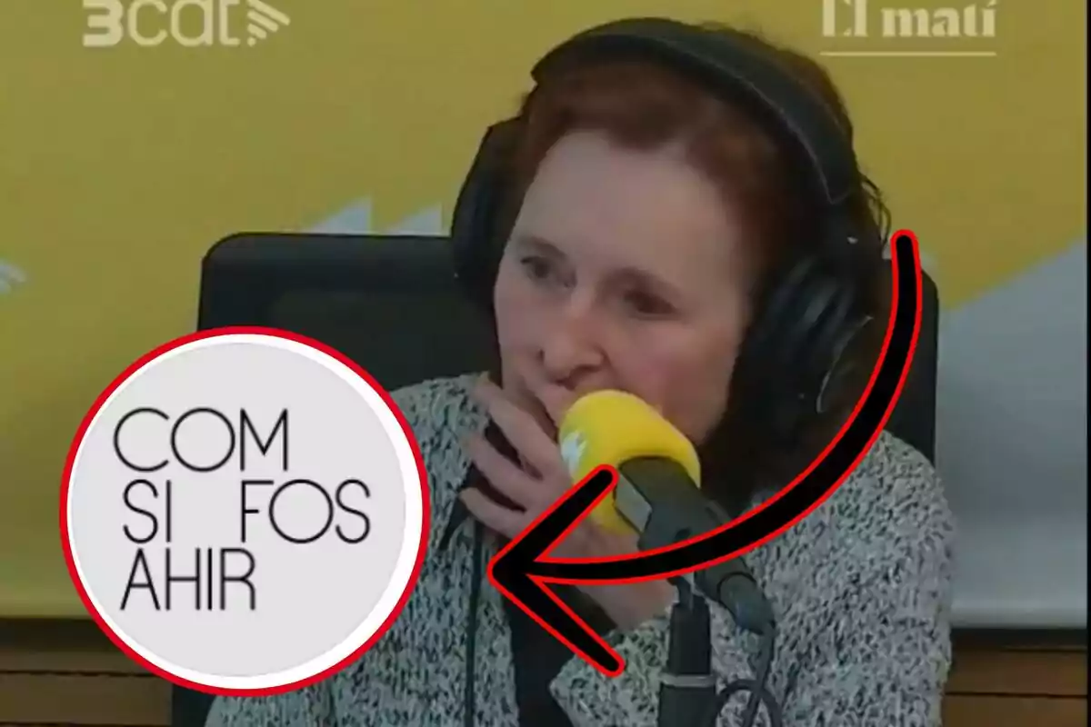 Una persona con auriculares está hablando frente a un micrófono amarillo en un estudio de radio, con un gráfico que dice "COM SI FOS AHIR".