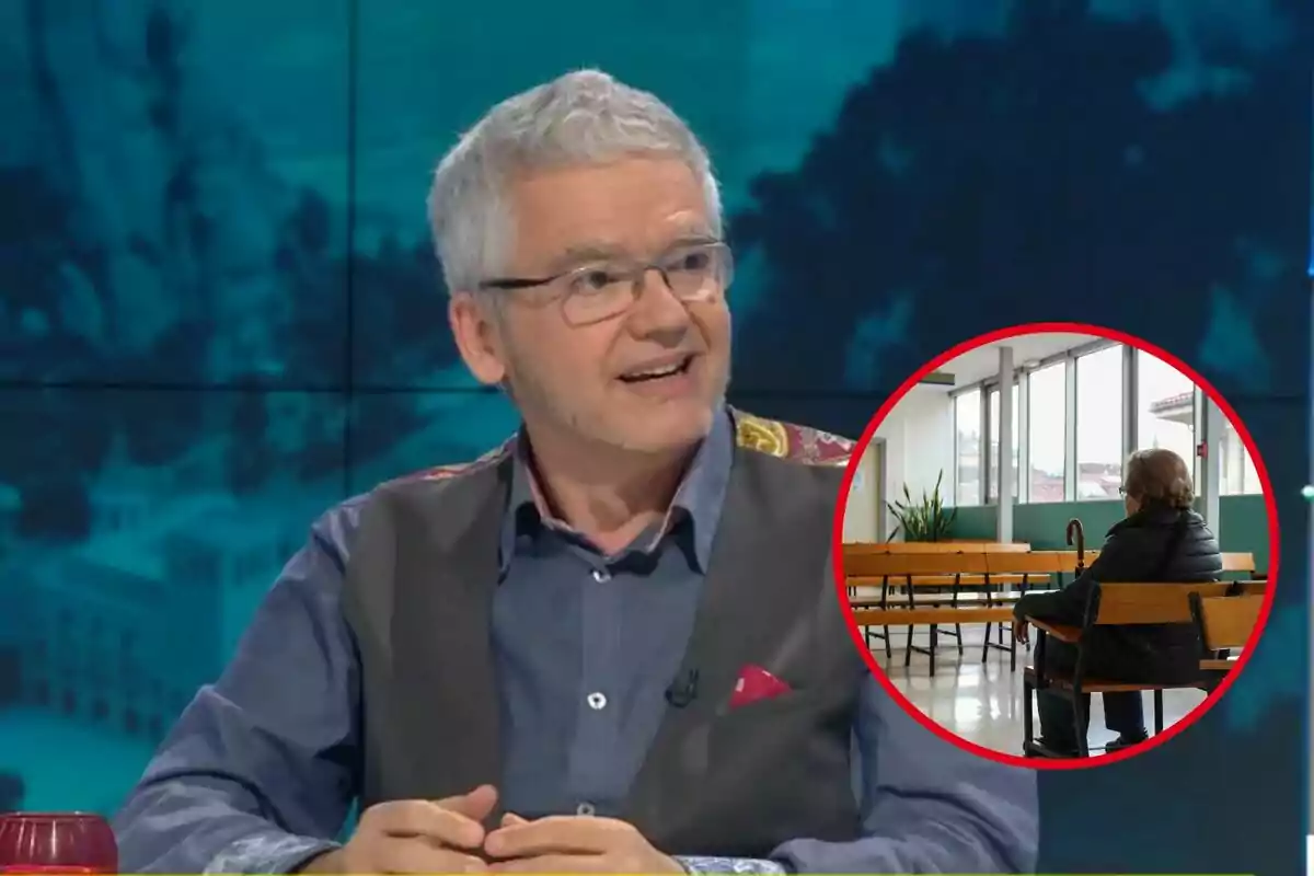 Un hombre con cabello canoso y gafas está hablando en un programa de televisión; en un recuadro se muestra a una persona sentada en una sala de espera.