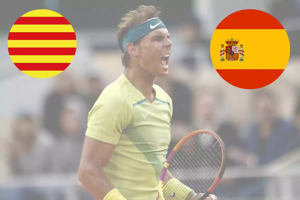 Tennista celebrant amb una raqueta a la mà, amb les banderes de Catalunya i Espanya al fons.