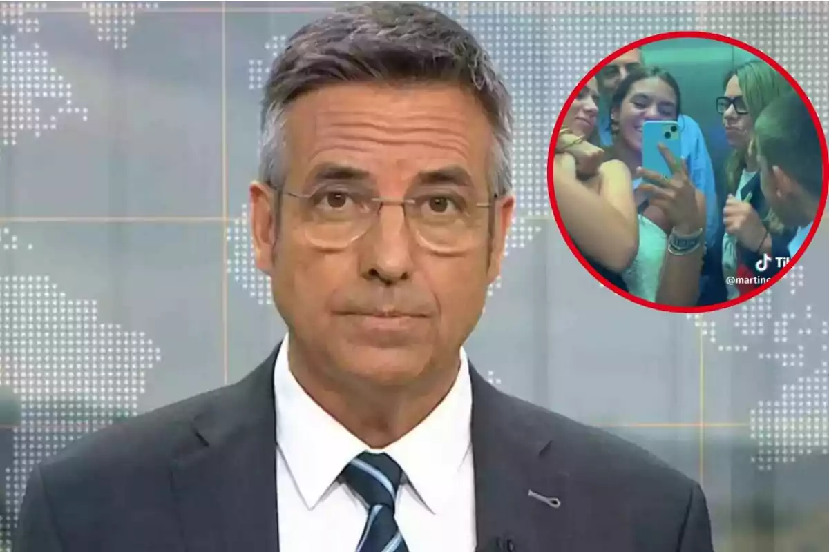 Un presentador de notícies amb una imatge circular a la cantonada superior dreta mostrant un grup de persones prenent una selfie.