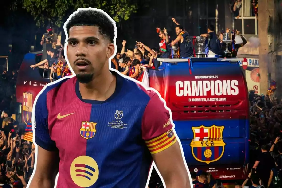 Un jugador de futbol amb l'uniforme del FC Barcelona apareix en primer pla, mentre que al fons es veu un autobús de celebració amb el text "CAMPIÓNS" envoltat d'una multitud d'aficionats.
