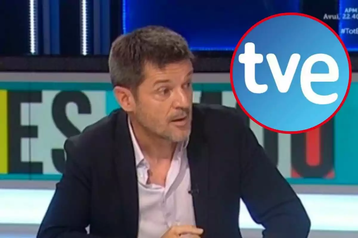 Hombre en un programa de televisión con el logo de TVE en la esquina superior derecha.