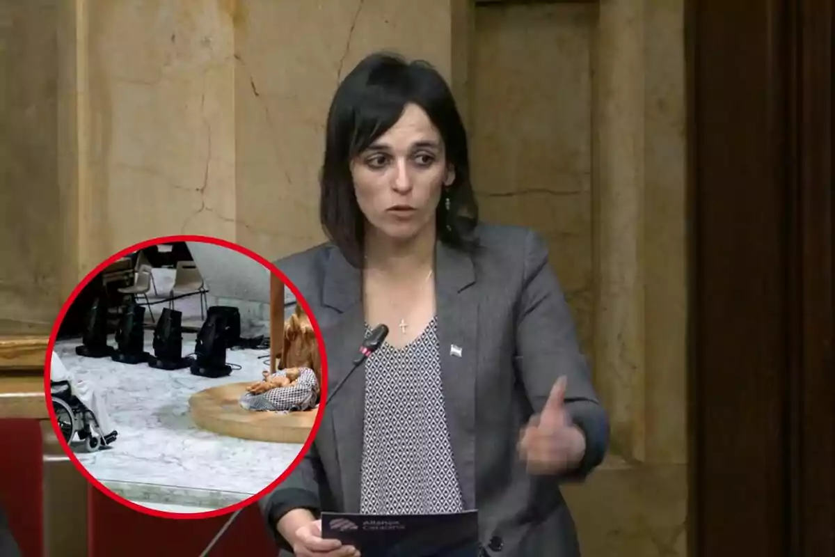 Una dona parlant en un podi amb un micròfon i un requadre que mostra una escena amb cadires i una figura a terra.