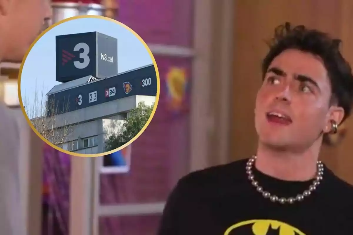 Un noi amb una samarreta de Batman i un collaret de perles apareix a la imatge, amb un requadre que mostra el logotip de TV3 i l'edifici de la cadena de televisió catalana.