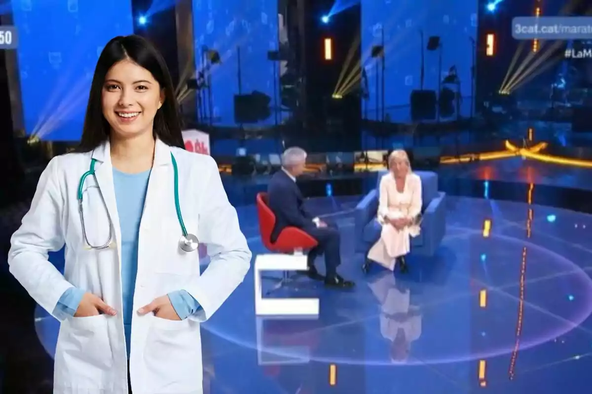 Una doctora sonriente con bata blanca y estetoscopio aparece superpuesta sobre una escena de un programa de televisión donde dos personas están sentadas en un set iluminado.