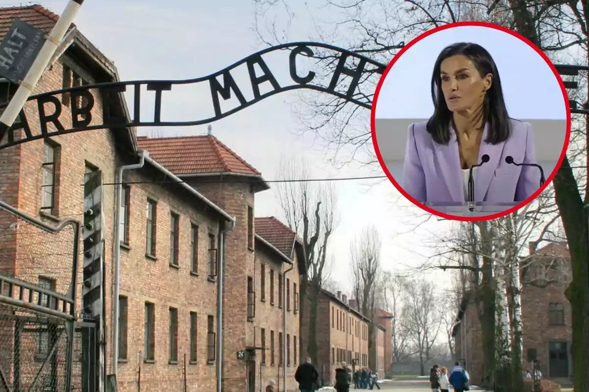 Entrada del camp de concentració d'Auschwitz amb una imatge inserida d'una dona parlant a un podi.